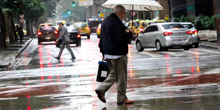 Frente fria no Rio com chuva e ventos fortes na cidade.
