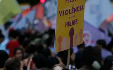 Rio de Janeiro (RJ), 08/03/2023 - Mulheres fazem passeata no Dia Internacional da Mulher - 8M, por direitos e contra a violência e o feminicídio, no centro da cidade. Foto: Fernando Frazão/Agência Brasil