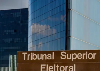 Urna eletrônica representa a prisão de eleitores durante as eleições.