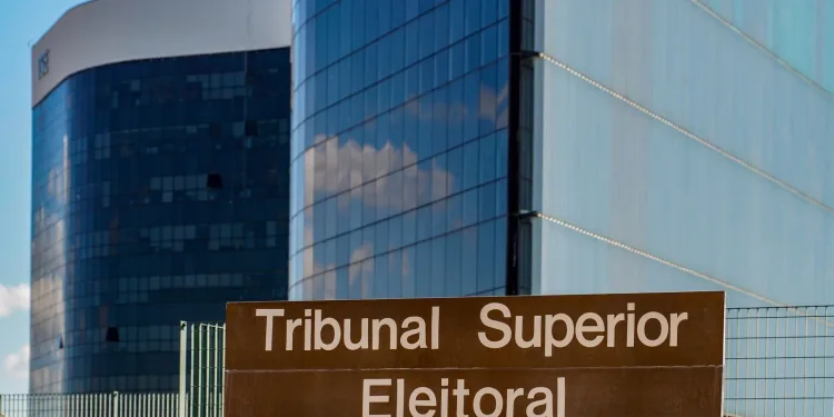 Urna eletrônica representa a prisão de eleitores durante as eleições.