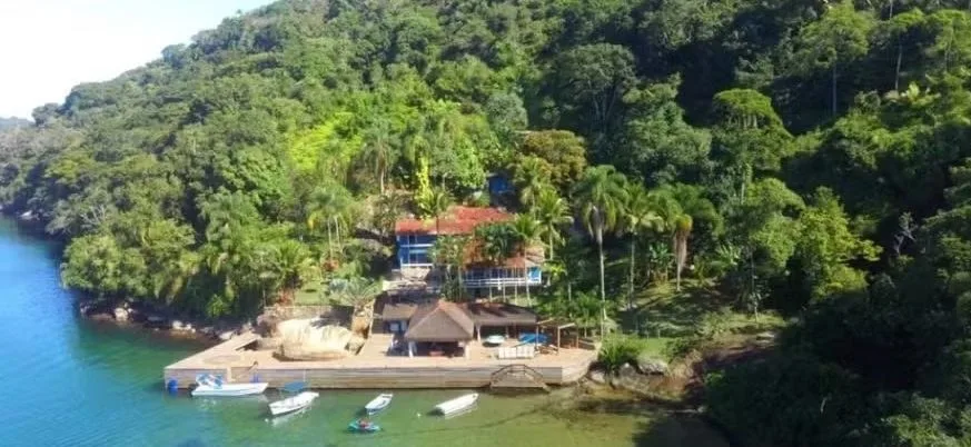 A mansão na Ilha Comprida, em Angra dos Reis, é alvo de disputa entre Richarlison e Flávio Bolsonaro
