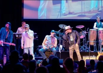 Mike Love durante apresentação dos Beach Boys.