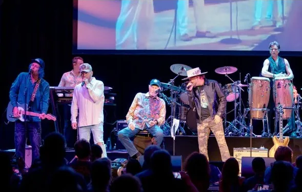 Mike Love durante apresentação dos Beach Boys.