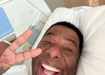 Netinho de Paula fala sobre câncer na tireoide e recuperação após cirurgia.