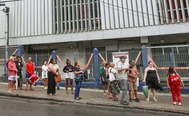 Rio de Janeiro (RJ), 25/10/2026 – Eleitores aguardam ônibus na porta do Centro Universitário Augusto Motta (UNISUAM), na zona norte do Rio de Janeiro. Foto: Tomaz Silva/Agência Brasil