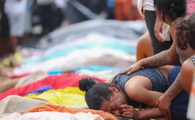 Rio de Janeiro (RJ), 28/10/2025 - Dezenas de corpos são trazidos por moradores para a Praça São Lucas, na Penha, zona norte do Rio de Janeiro. Operação Contenção Foto: Tomaz Silva /Agência Brasil