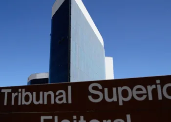 Canais políticos no WhatsApp e proposta de suspensão pelo TSE.