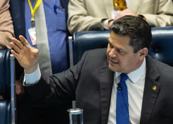 Disputa no Senado envolve PL e Davi Alcolumbre após a derrota de Flávio Bolsonaro.