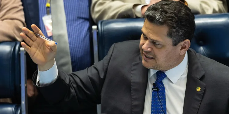 Disputa no Senado envolve PL e Davi Alcolumbre após a derrota de Flávio Bolsonaro.