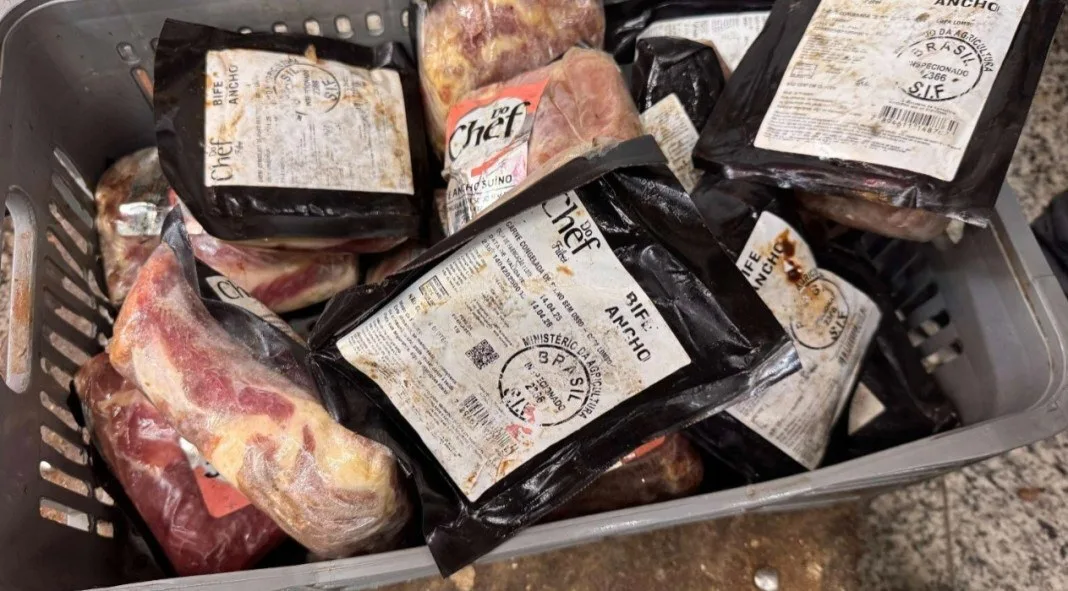 Carnes vencidas estavam entre os produtos apreendidos