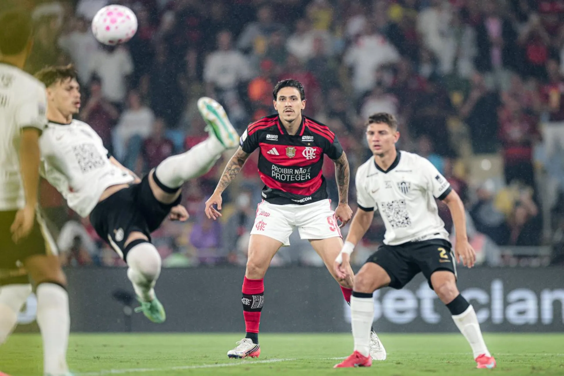Pedro em ação contra o Atlético-MG — Foto: Gilvan de Souza/Flamengo