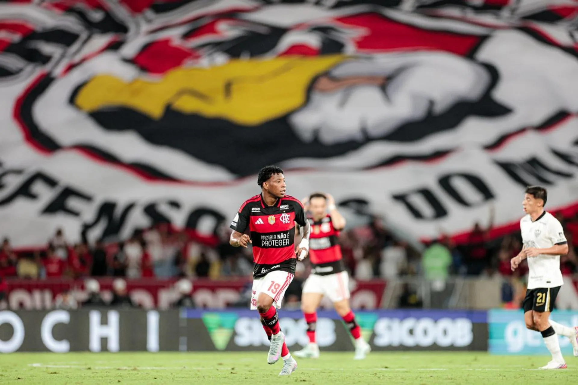 Plata em ação contra o Atlético-MG, no Maracanã — Foto: Gilvan de Souza/Flamengo