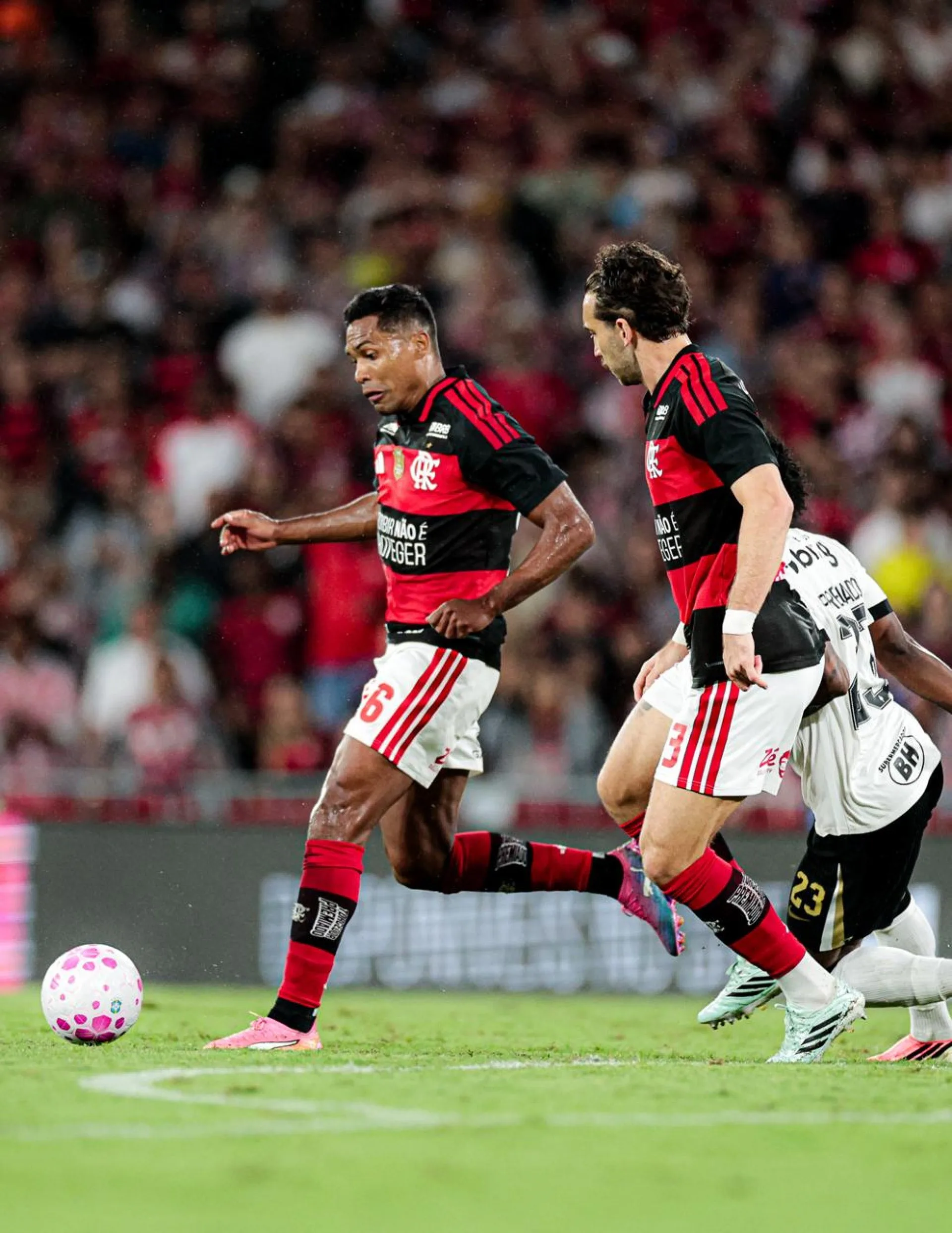 Alex Sandro em ação contra o Atlético-MG, no Maracanã — Foto: Gilvan de Souza/Flamengo