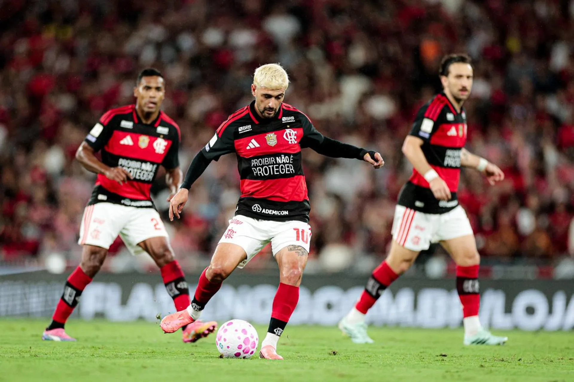 Arrascaeta em ação contra o Atlético-MG, no Maracanã — Foto: Gilvan de Souza/Flamengo