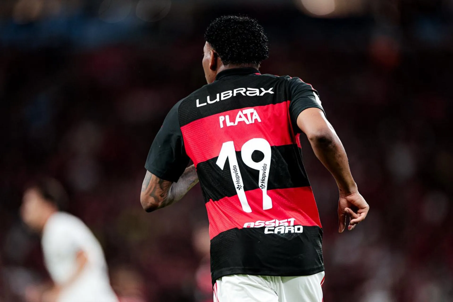 Plata em ação contra o Atlético-MG, no Maracanã — Foto: Gilvan de Souza/Flamengo