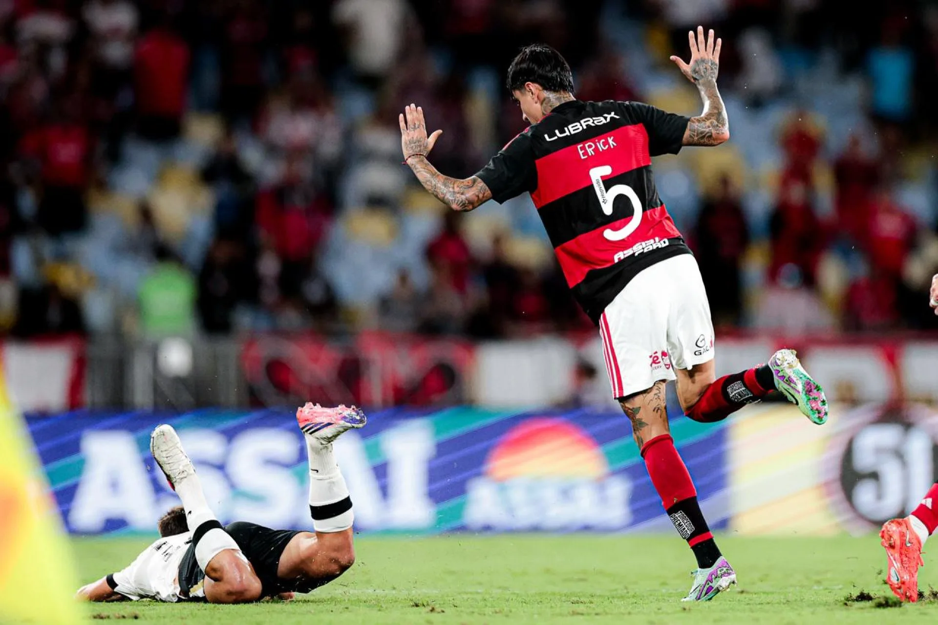 Pulgar em ação contra o Atlético-MG, no Maracanã — Foto: Gilvan de Souza/Flamengo