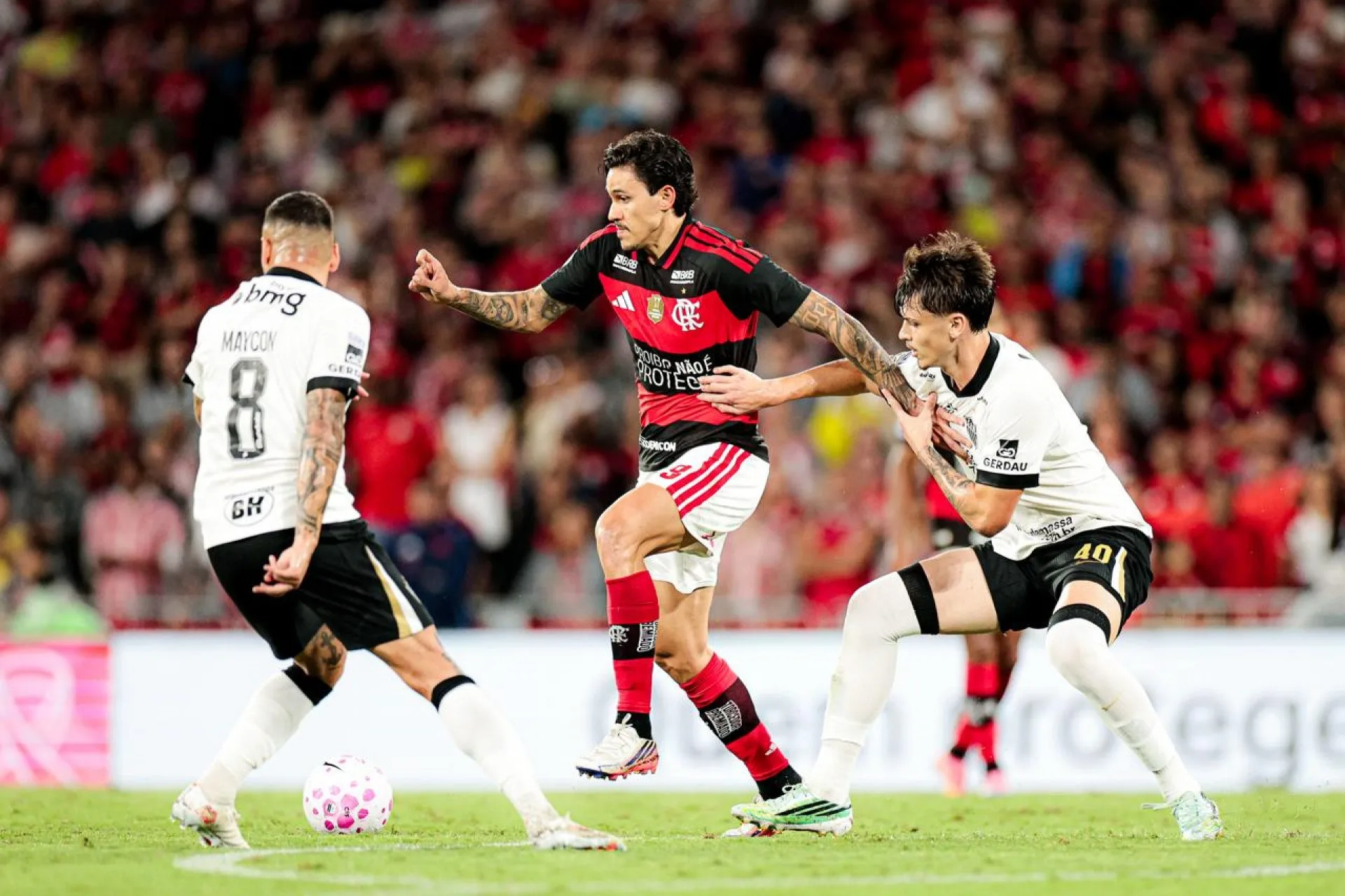 Pedro em ação contra o Atlético-MG, no Maracanã — Foto: Gilvan de Souza/Flamengo